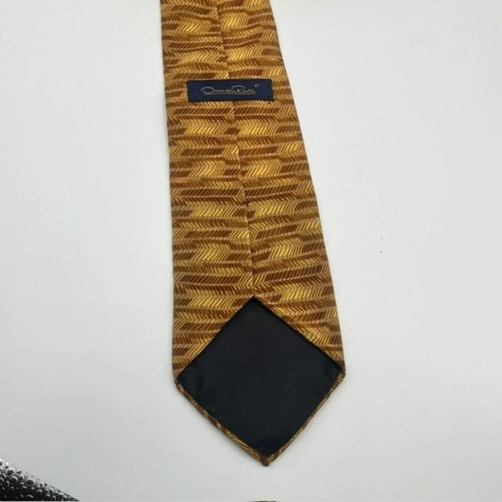 Oscar de la Renta Mens Silk Tie Gold Brown Geometric Chevron Pattern Made in USA